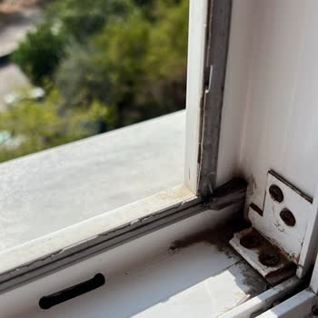 Adopen Pencere Fitilleri Kendiliğinden Dökülüp Yok Oluyor.