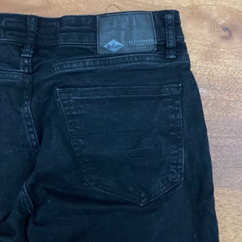 Boyner Siyah Kot Pantolonunda Beyaz Çizgiler Oluşması