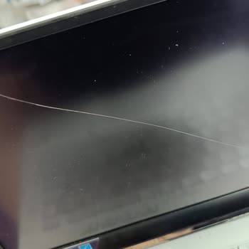 Efe Bilgisayar (Pendik) Bilgisayarımı Tamir Etmemişler Üstelik Ekranı Çatlak!