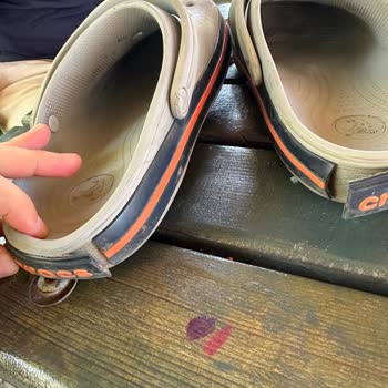 A101 Crocs Terliklerin Arkasında Durmuyor