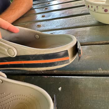 A101 Crocs Terliklerin Arkasında Durmuyor