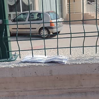 Kuryenet Ve Ziraat Kartı Çöpün Kenarına Bırakıyor