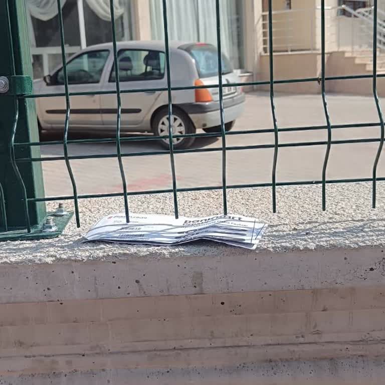 Ziraat Bankası Gönderdiği Kartı Çöpün Kenarına Atıp Gidiyor