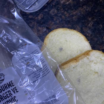 BİM Tarihi Geçmemesine Rağmen Küflü Çıkan Hamburger Ekmeği