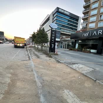 İstanbul Büyükşehir Belediyesi Kaldırımın Temizlenmesini İstiyoruz