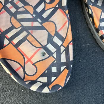 Sanal Çadır Burberry Terlik Parmak Arası Kopması