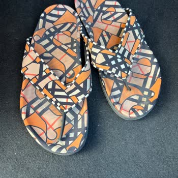 Sanal Çadır Burberry Terlik Parmak Arası Kopması