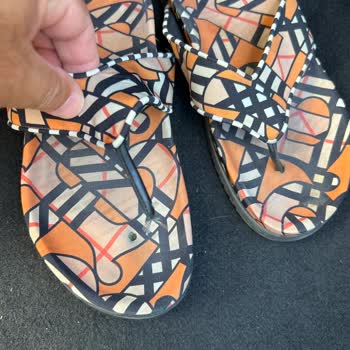 Sanal Çadır Burberry Terlik Parmak Arası Kopması