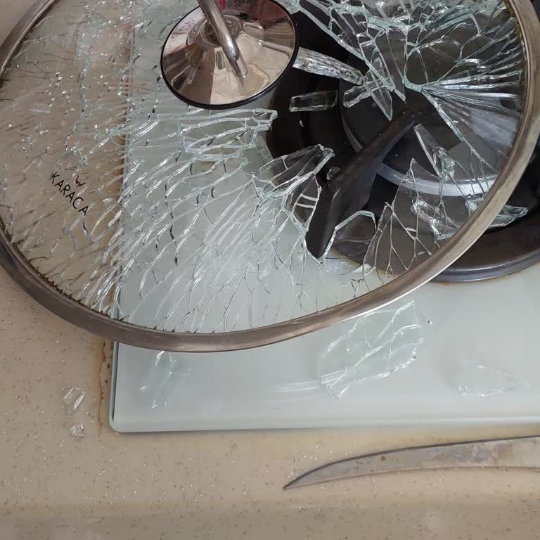 Karaca Züccaciye Bio Granit Stell Plus 7 Parça Tencere Setinin Kapağı Patladı