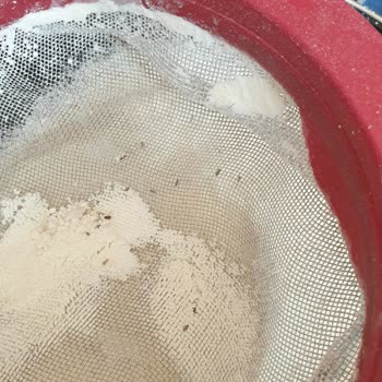 A101 Altı Patlayan Un Paketini Bantlamış Ve Un Tamamen Böceklenmiş