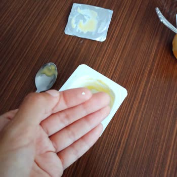 Danette Muzlu Pudingin İçinden Çıkan Ne Olduğu Belli Olmayan Parçalar