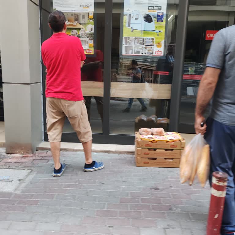 BİM'in Tavuk Ürünleri Sıcaklarda Mağaza Kapısına Bırakıyor
