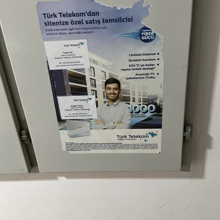 Türk Telekom Binanın Her Yerine Reklam Yapmış Her Yeri Mahvetmiş