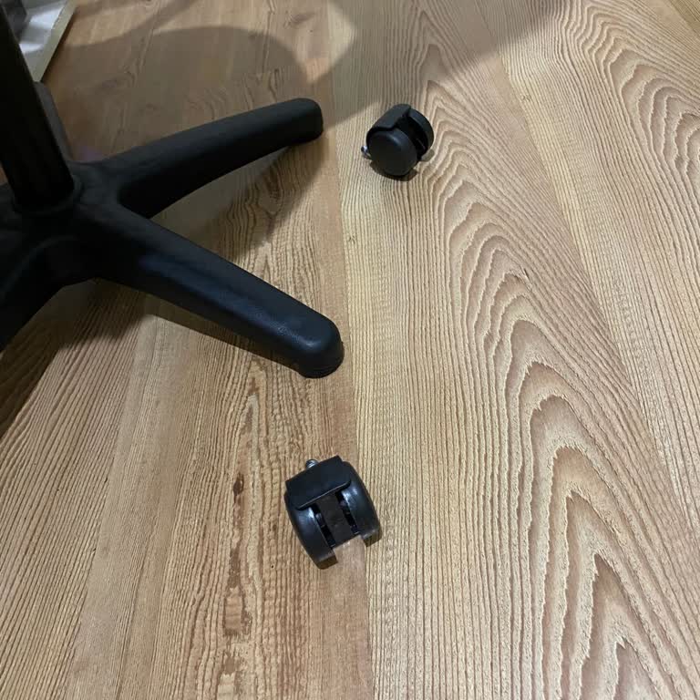 CLK Tekstil Dekorasyon Aldığım Ofis Sandalyesi İlk Oturmamda Kırıldı.