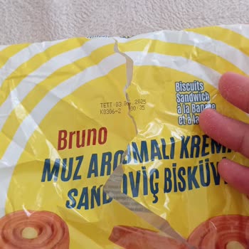 BİM Kremalı Bisküviden Plastik Tel Parçası Çıktı