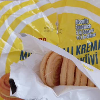 BİM Kremalı Bisküviden Plastik Tel Parçası Çıktı