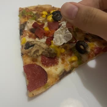Terra Pizzanın İçinden Çıkan Plastik