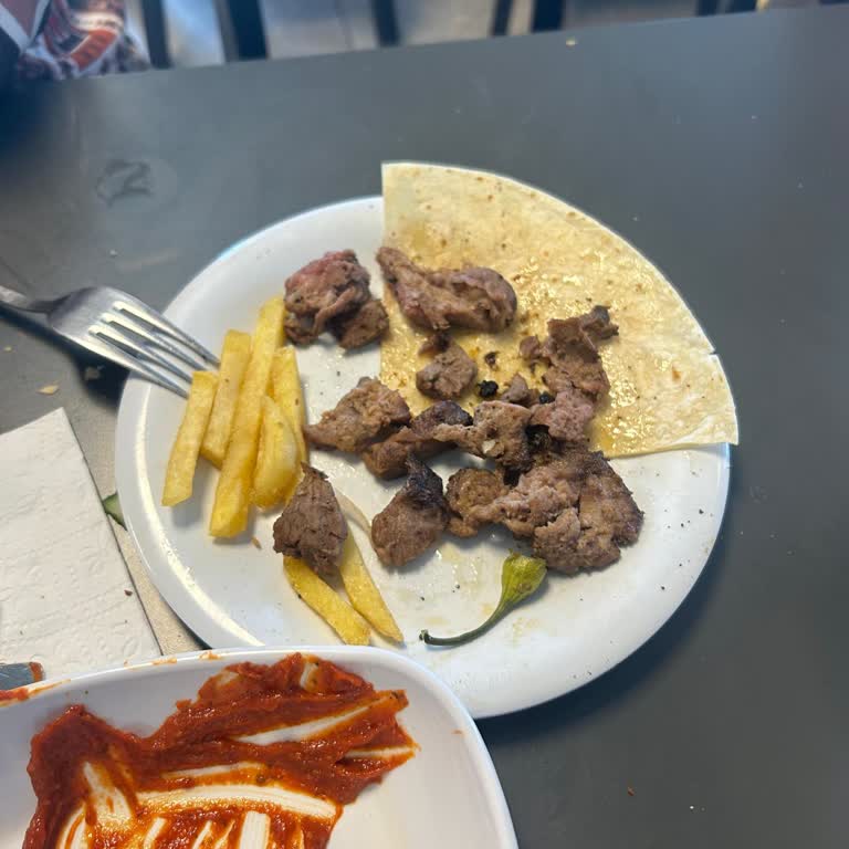 Köfteci Yusuf Çiğ Düzgün Kesilmemiş Döner