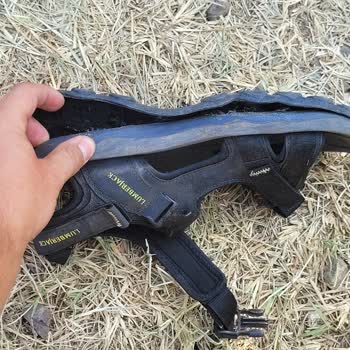 FLO'dan Alınan Lumberjack Sandalet Taban Yapışkanı Attı