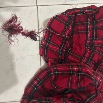 Bershka Aldığım Etek İlk 30° Yıkamada İpleri Söküldü İç Etiketinde 40° Yazıyor