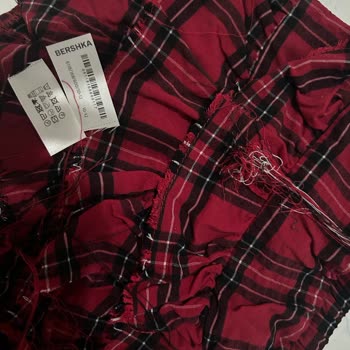 Bershka Aldığım Etek İlk 30° Yıkamada İpleri Söküldü İç Etiketinde 40° Yazıyor