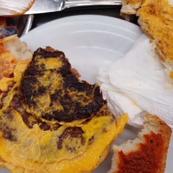 Pendik Köfteci Yusuf'ta Çiğ Ve Yanık Köfteler Bir Arada