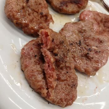 Pendik Köfteci Yusuf'ta Çiğ Ve Yanık Köfteler Bir Arada