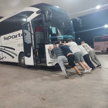 Isparta Petrol Turizm Otobüs İttiriyoruz. 4 Saattir Bekliyoruz