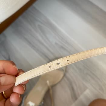 Elle Ayakkabı Elle Teşhir Kullanılmış Deforme Ürün