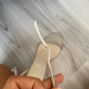 Elle Ayakkabı Elle Teşhir Kullanılmış Deforme Ürün