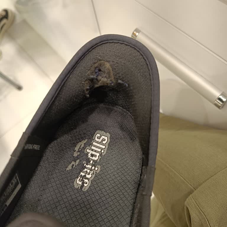 Skechers Üç Ayda Yırtılan Ayakkabı Ve İlgisiz Müşteri Hizmetleri