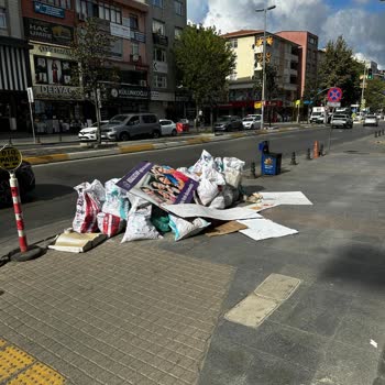 Sultanbeyli Belediyesi İşlek Caddedeki Çöpleri Kaldırmıyor