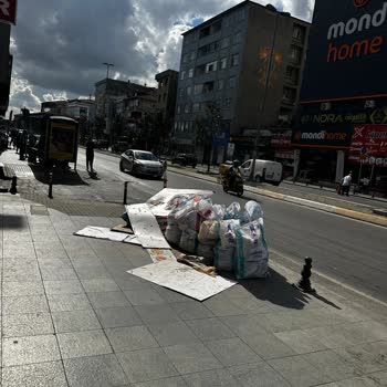 Sultanbeyli Belediyesi İşlek Caddedeki Çöpleri Kaldırmıyor