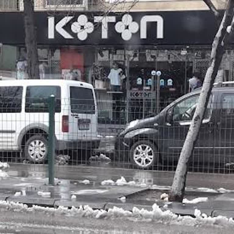 Koton Ürününe Sahip Çıkmıyor, Olmayan Şubenin Tabelasına İzin Veriyor