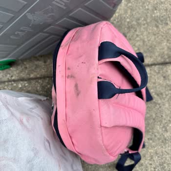 Genç Turizm Aracın Hortumundan Gelen Pis Sular Çantalarımı Mahvetti