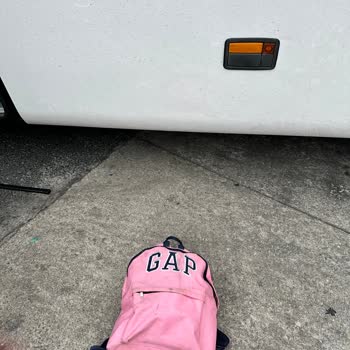 Genç Turizm Aracın Hortumundan Gelen Pis Sular Çantalarımı Mahvetti