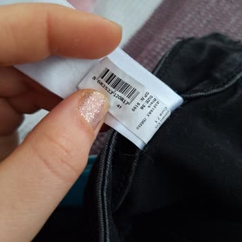 DeFacto Siyah Renk Pantolonun Kumaşında Belirlenemeyen Lekeler Oluşması