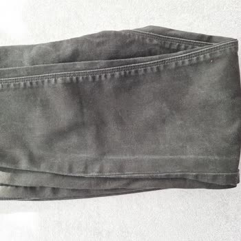 DeFacto Siyah Renk Pantolonun Kumaşında Belirlenemeyen Lekeler Oluşması