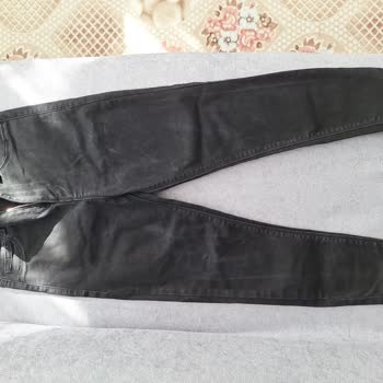 DeFacto Siyah Renk Pantolonun Kumaşında Belirlenemeyen Lekeler Oluşması