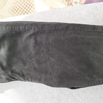 DeFacto Siyah Renk Pantolonun Kumaşında Belirlenemeyen Lekeler Oluşması