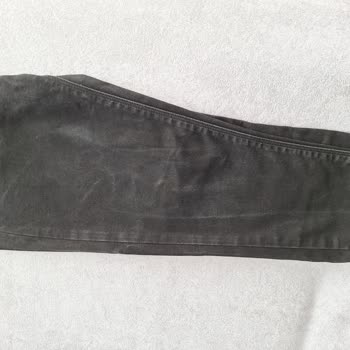 DeFacto Siyah Renk Pantolonun Kumaşında Belirlenemeyen Lekeler Oluşması