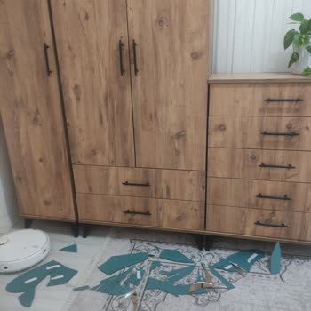 Çeyza Alışveriş Merkezi Aynayı Küçük Bantla Yapıştıran AVM
