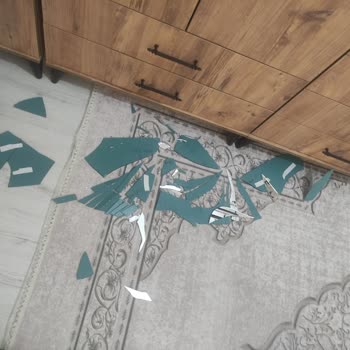 Çeyza Alışveriş Merkezi Aynayı Küçük Bantla Yapıştıran AVM