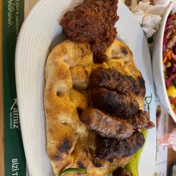 Köfteci Ramiz;köftelerde Koku Ve Salatada Bozuk Malzemeler