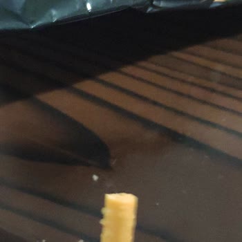 Eti Gıda Çubuk Krakerin İçine Saç / Sakal Sıkışmış