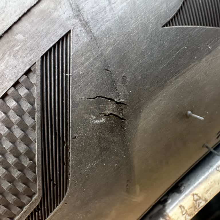 Hankook Lastik De Çatlama Ve Yarılma