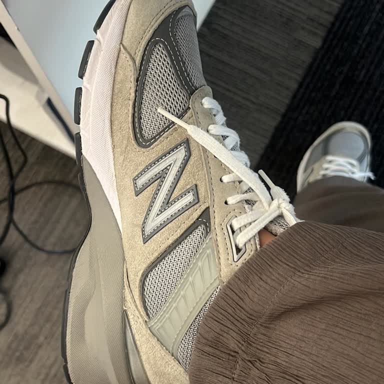 New Balance 990v5 Ayakkabının Süet Kısımlarının Hızla Sararması