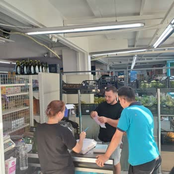 A101'de Sorumsuzluk... Camlar Tehlike Oluşturuyor