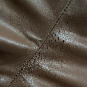 Zara Suni Deri Pantolon Birkaç Giyimde Deforme Oldu