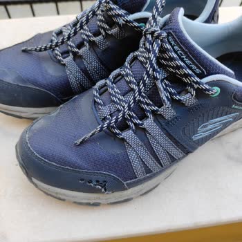 Skechers Markasının Arkasında Durmuyor. Satanları Denetlemiyor.